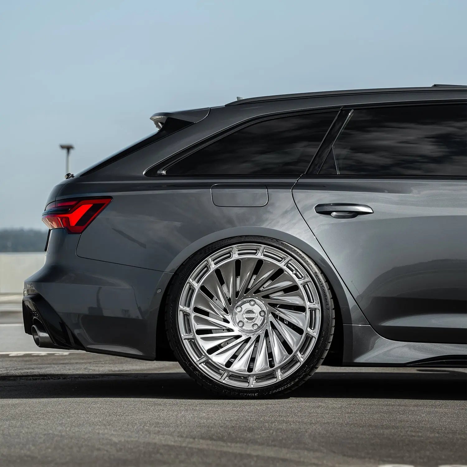 Close-up of Radi8 R807 forged wheels 23 inch on Audi RS6 C8 – silver custom design