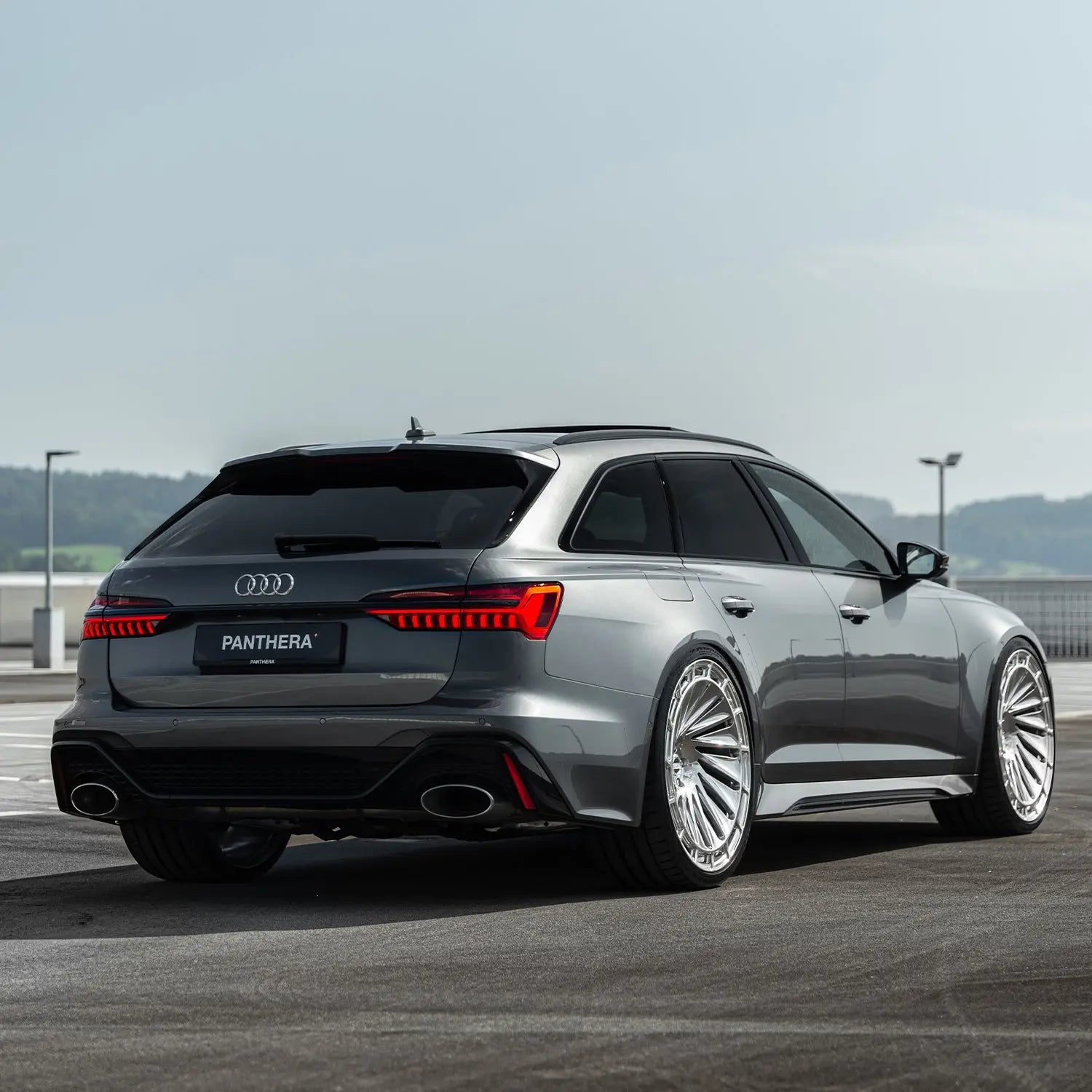 Audi RS6 C8 side profile on Radi8 R807 23 inch forged rims – perfect stance and fitment