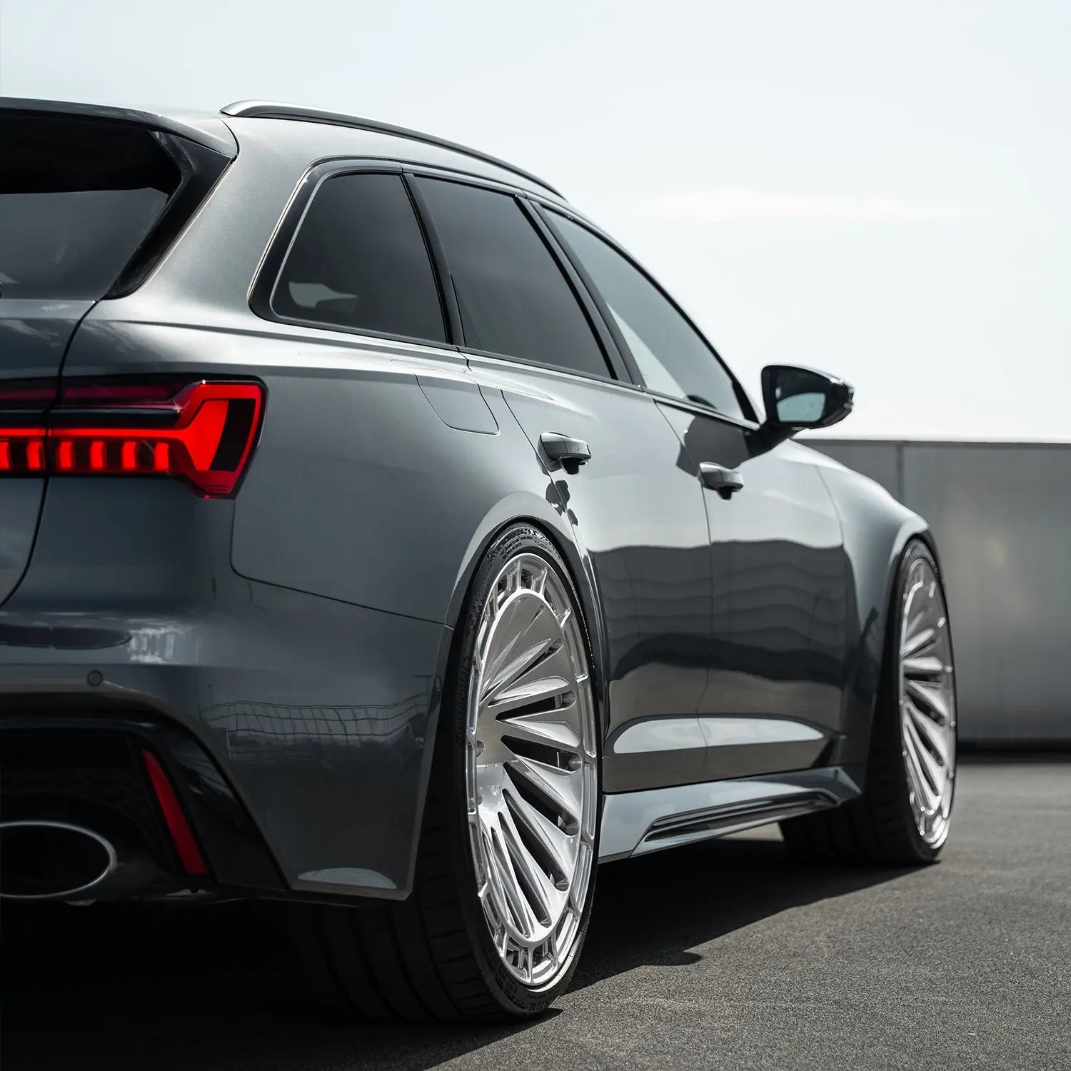 Audi RS6 C8 parked showcase – Radi8 R807 forged wheels 23 inch, flush fitment