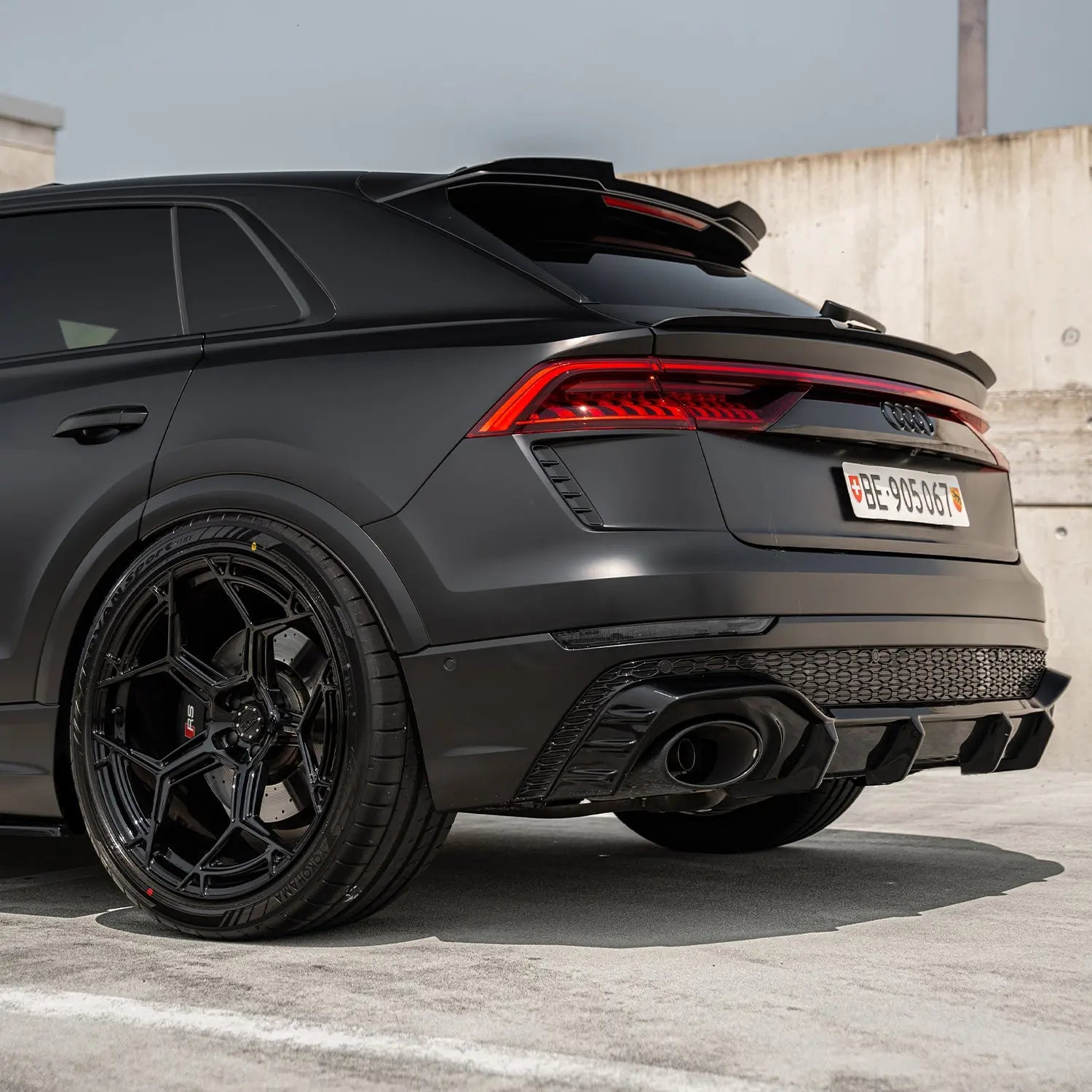 Audi RSQ8 4M mit Radi8 R804 Black Forged Wheels 23 Zoll – Draufsicht von schräg hinten, Premium SUV mit maximaler Präsenz