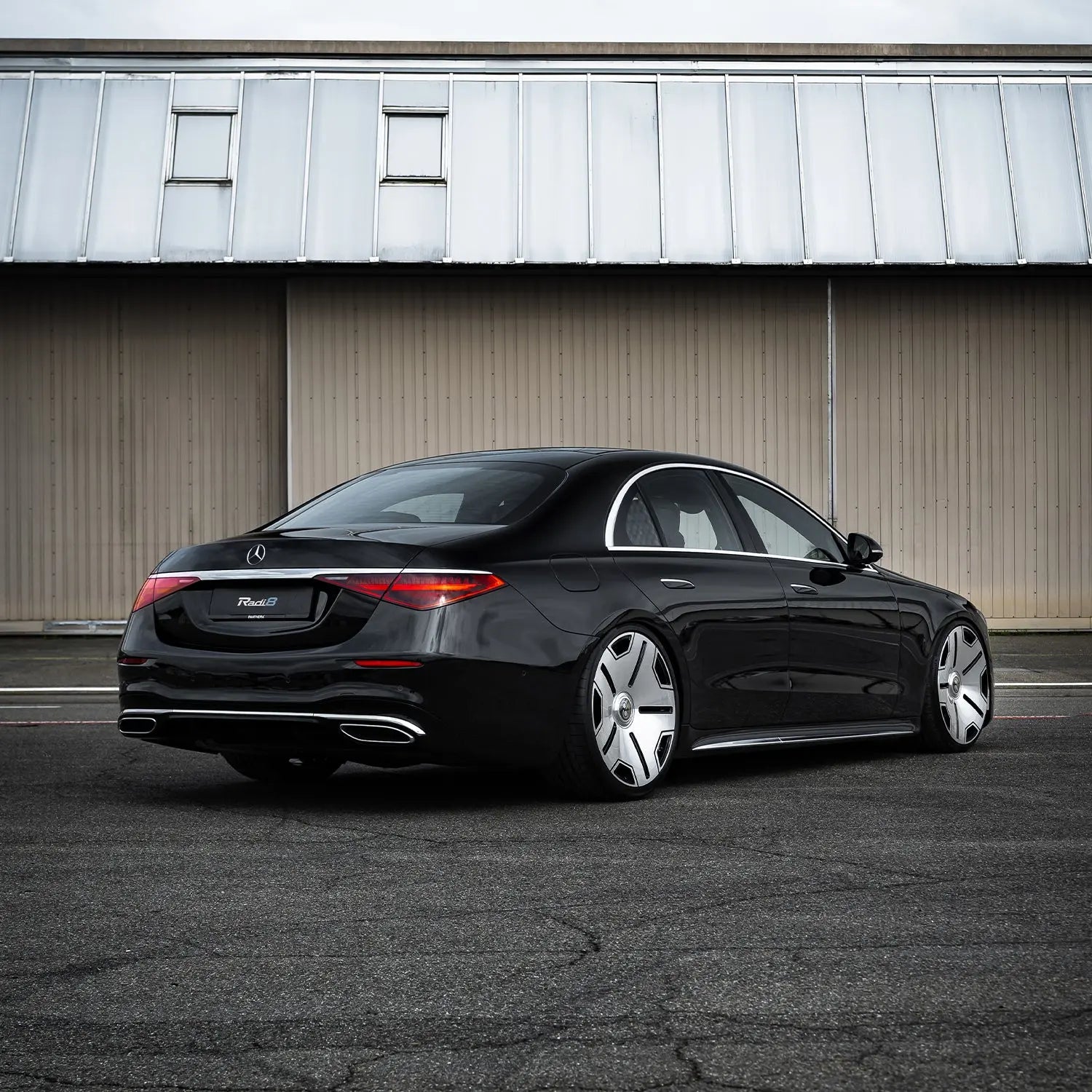 Wheels for Mercedes S400 W223 – Radi8 R8L01 Forged Silver 22 Inch Side View