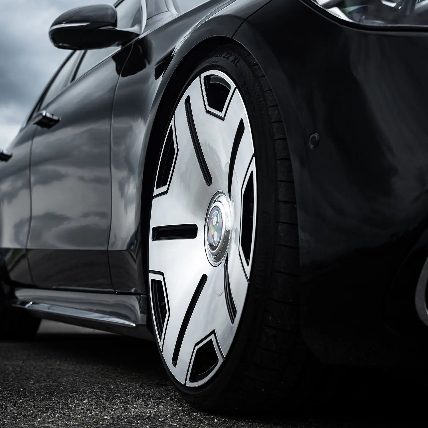 Close-Up of Radi8 R8L01 Forged Wheels 22 Inch Silver – Mercedes S400 W223 Fitment Detail