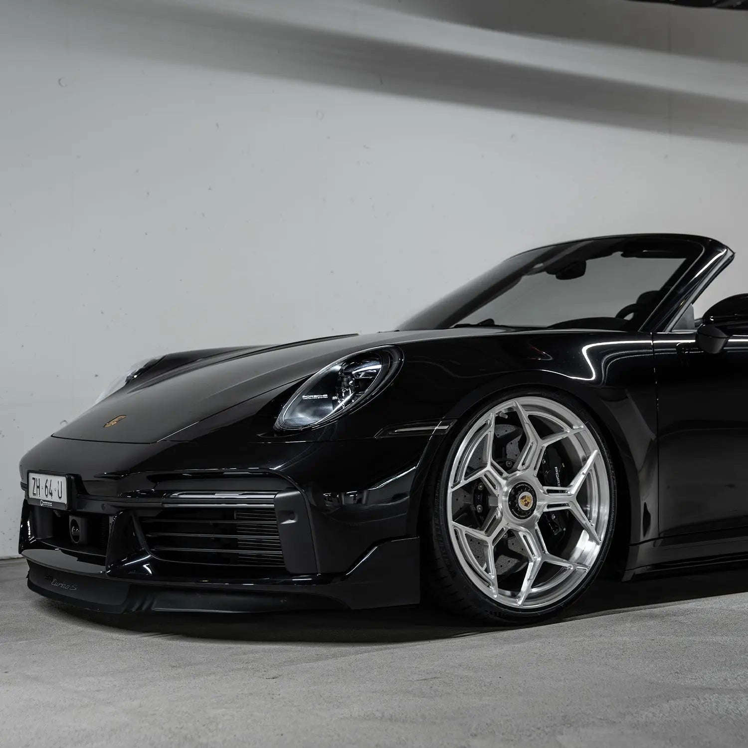 Detail rear Porsche 992 Turbo S with Radi8 R804.C Silver forged wheels – aggressive stance