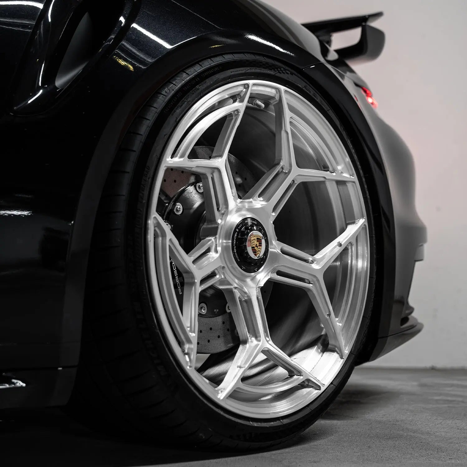 Close-up Radi8 R804.C Silver forged wheel on Porsche 992 Turbo S – 21 inch premium rim
