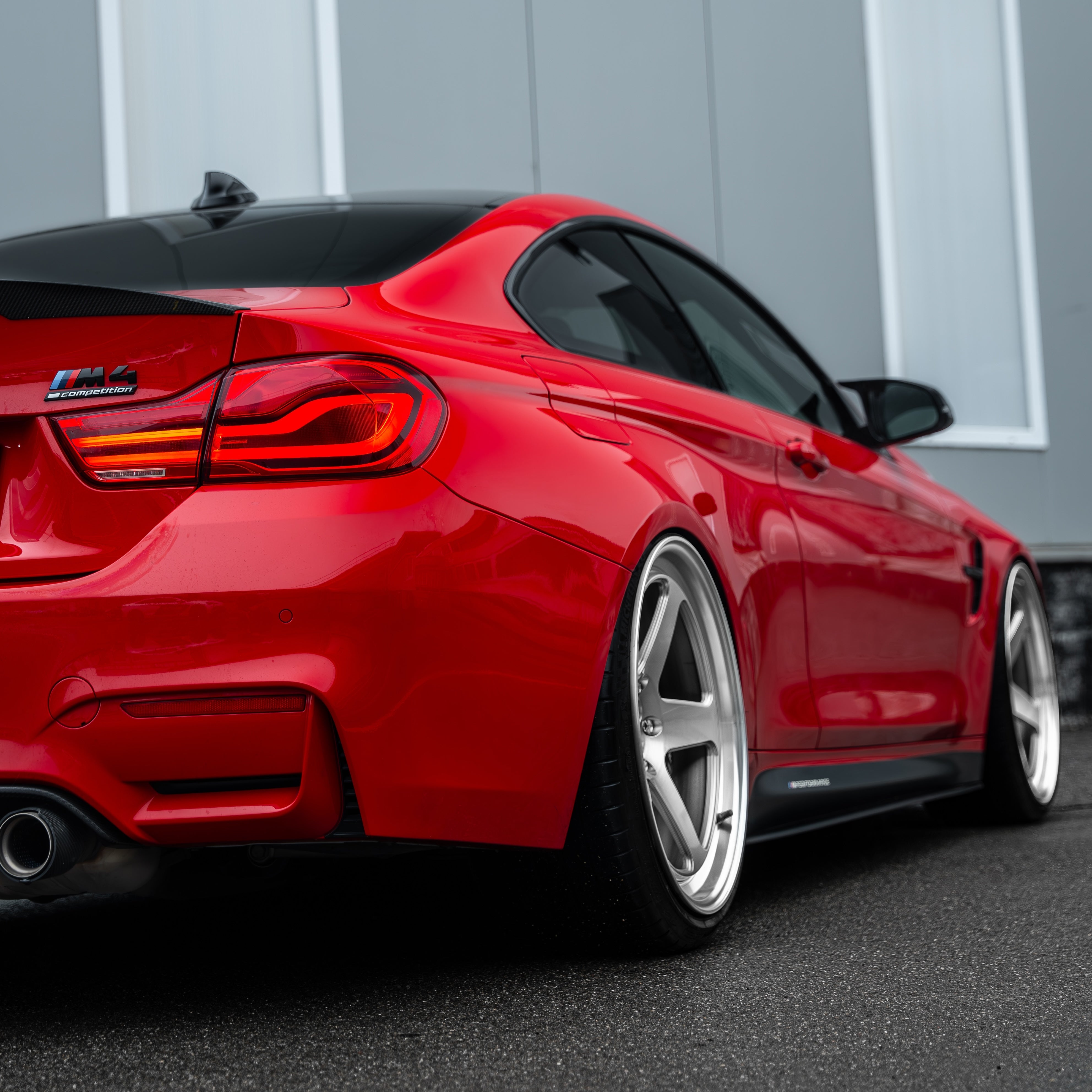 Fender fitment close-up on a lowered BMW M4 Competition with K&W Gewinde. | Tieferlegung