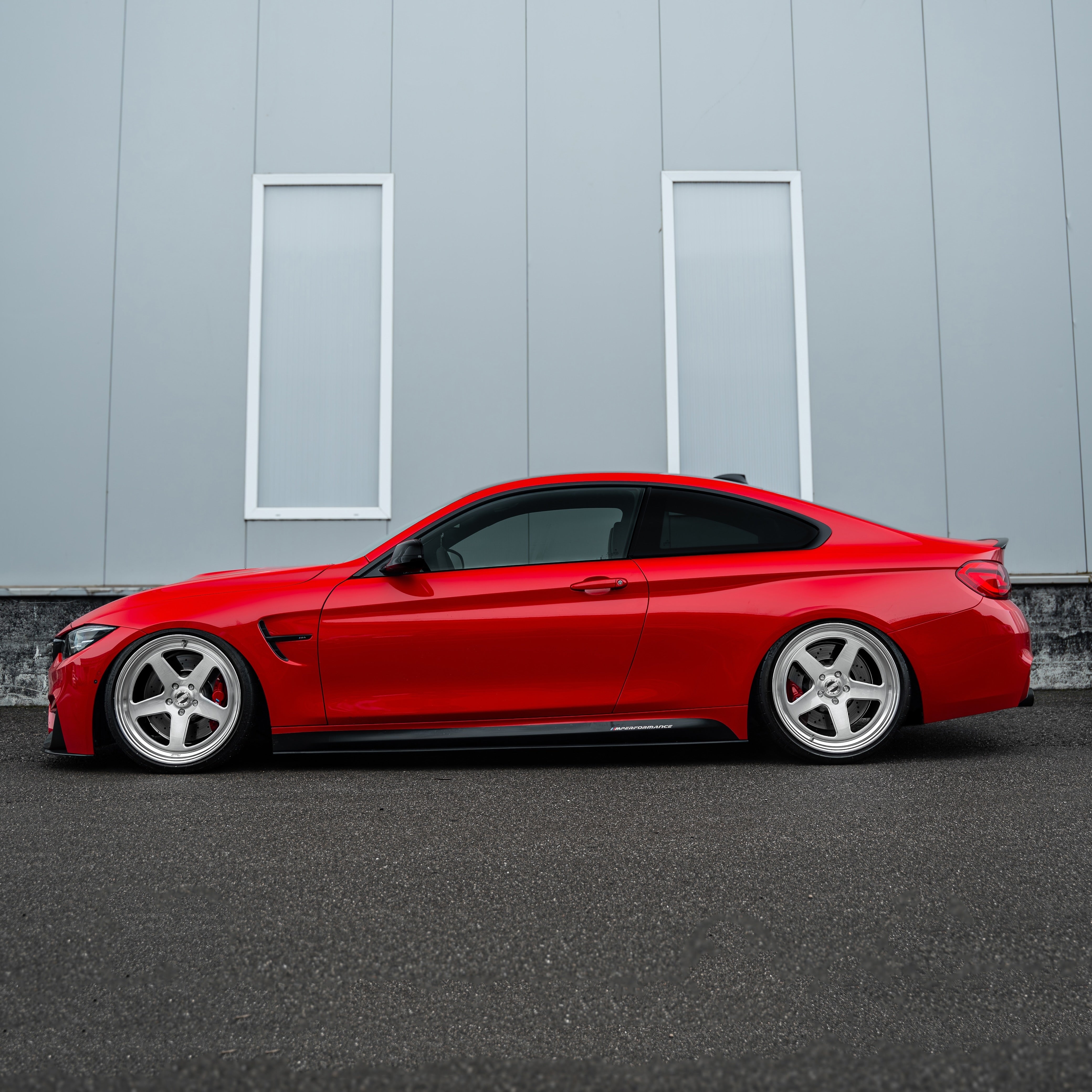 Side profile of BMW M4 Competition showing the Staggered 20/20 inch setup with Radi8 R809 rims. | M4 Competition Alufelgen