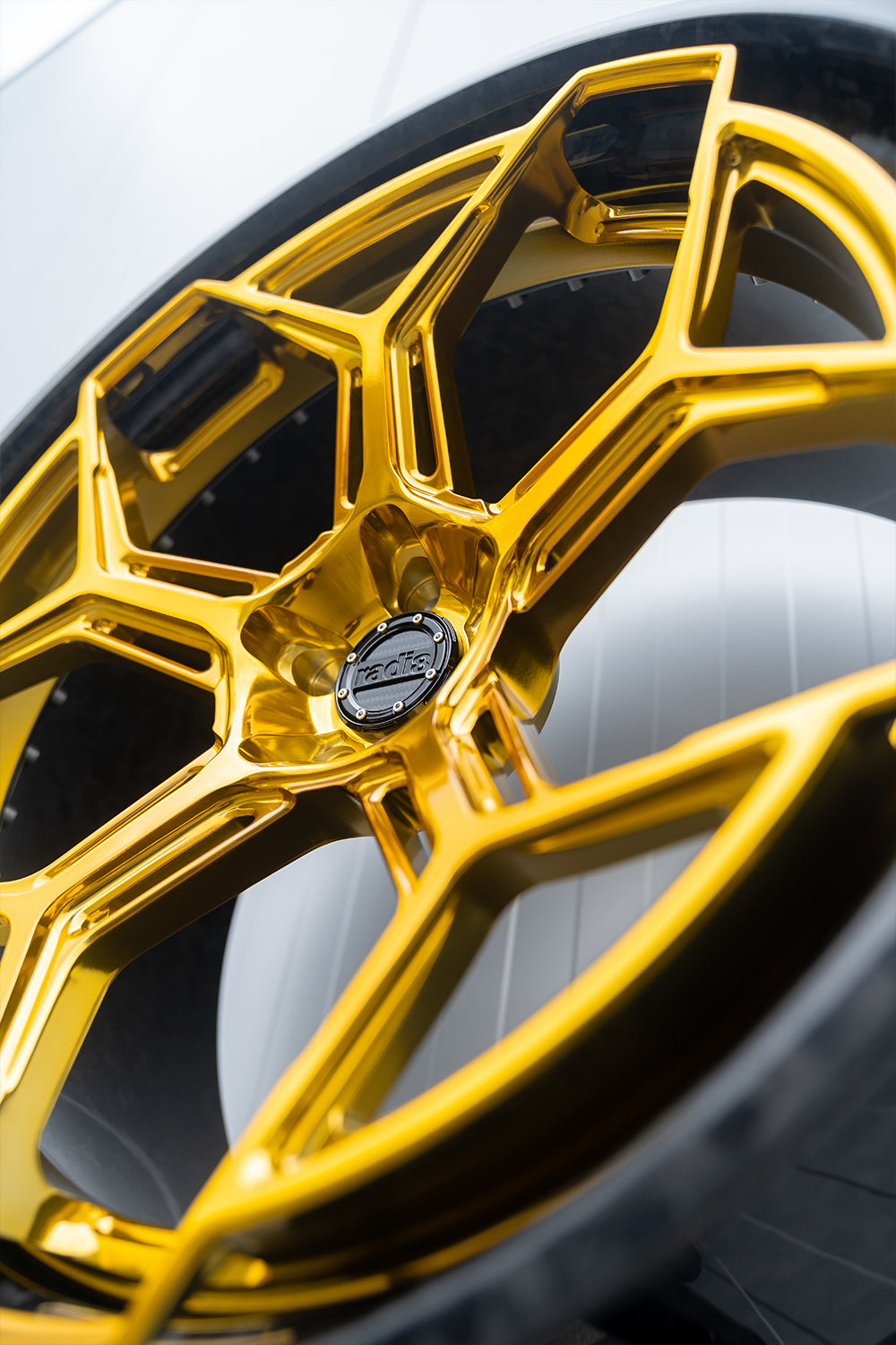 Wheels for Audi – Close-up of Radi8 R804 forged wheel with satin gold face and black center cap