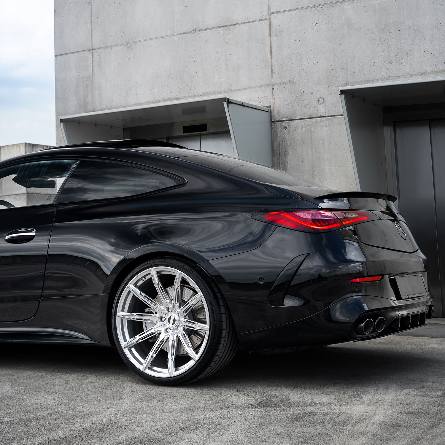 Fender fitment close-up on a lowered Mercedes-benz CLE 53 AMG  with H&R Gewinde. | Tieferlegung